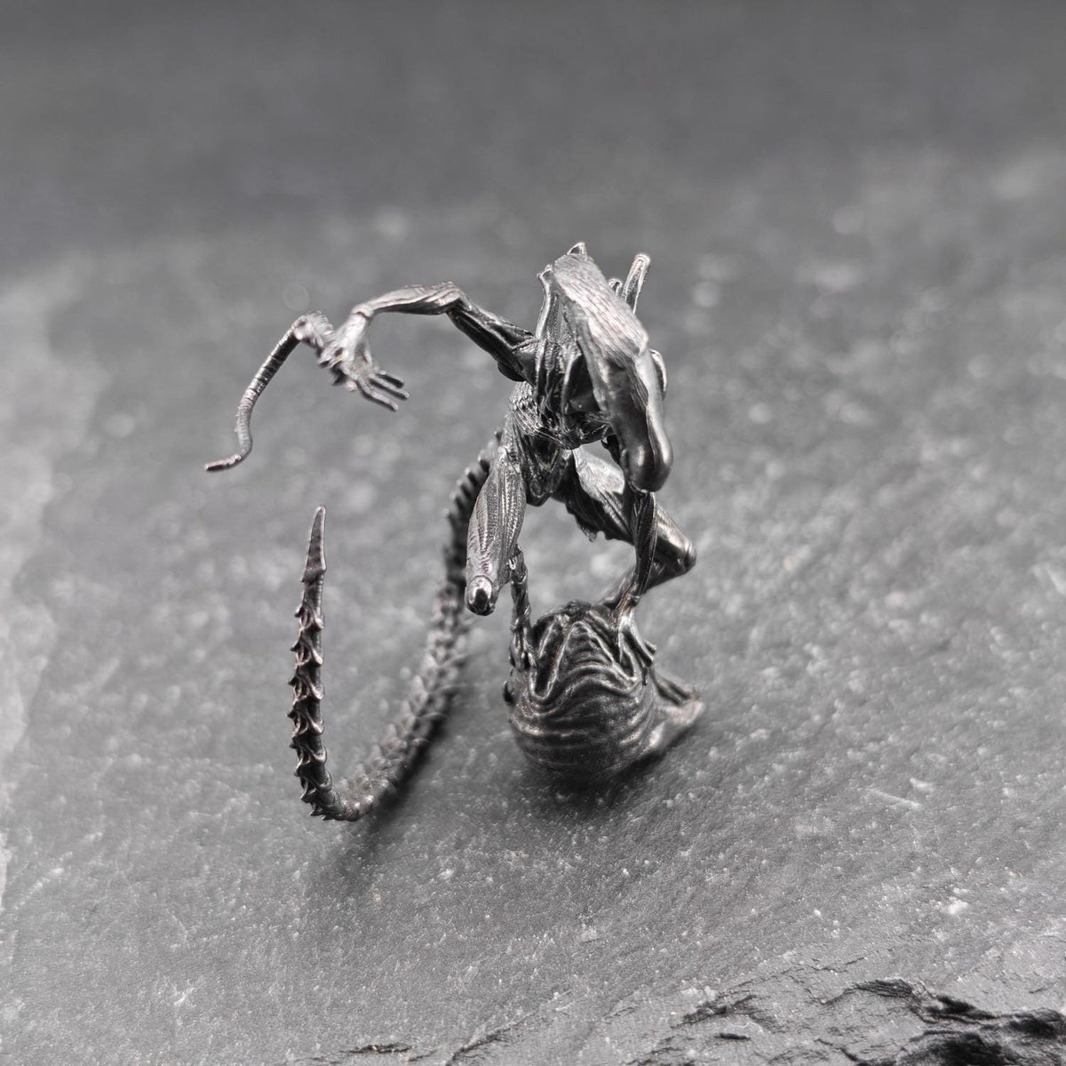 Brass Xenomorph Queen Guard Figurine — Sci-Fi Micro World Diorama Sculpture
