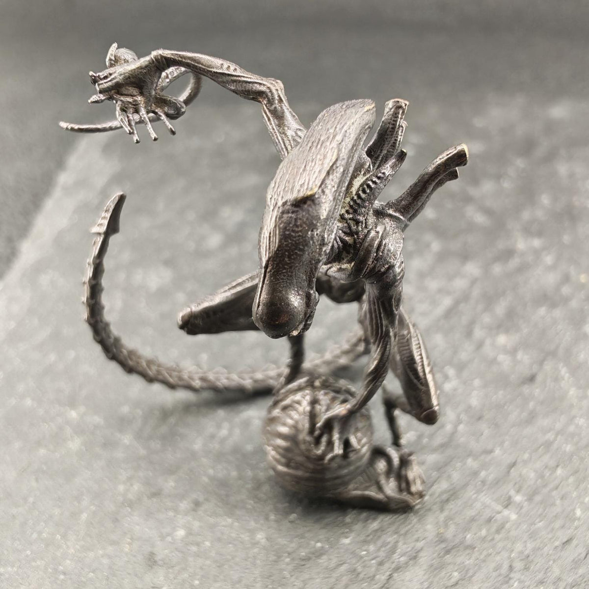 Brass Xenomorph Queen Guard Figurine — Sci-Fi Micro World Diorama Sculpture