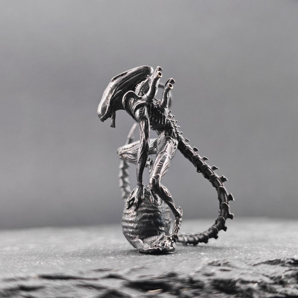 Brass Xenomorph Queen Guard Figurine — Sci-Fi Micro World Diorama Sculpture