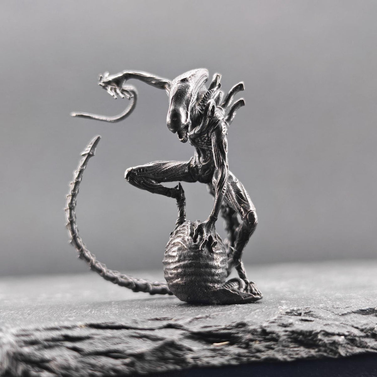 Brass Xenomorph Queen Guard Figurine — Sci-Fi Micro World Diorama Sculpture