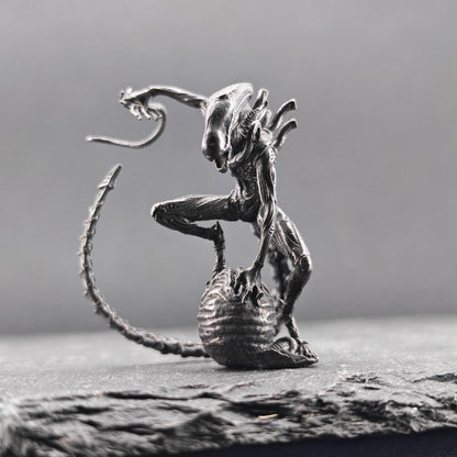 Brass Xenomorph Queen Guard Figurine — Sci-Fi Micro World Diorama Sculpture