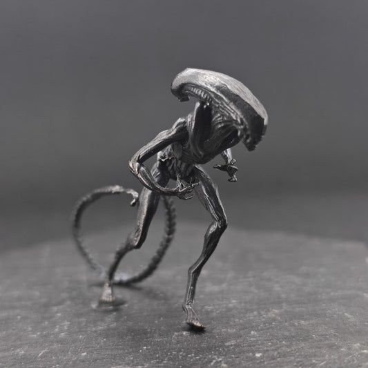 Brass Alien Creature Figurine – Handcast Sci-Fi Horror Miniature Sculpture for Collectors & Diorama