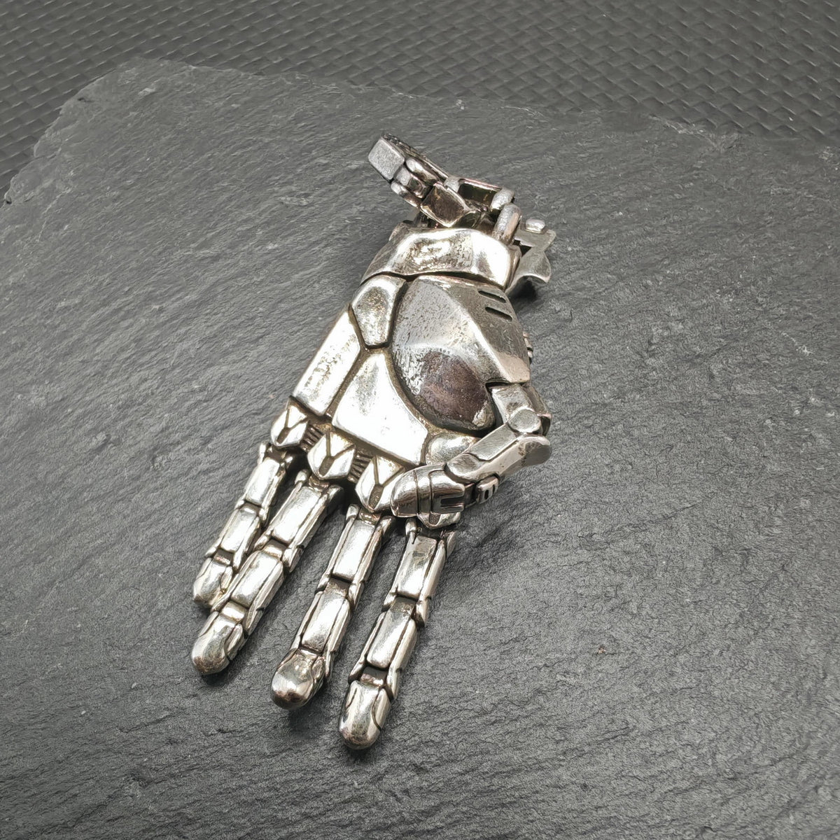 Articulated Mechanical Hand Pendant – Steampunk Wearable Sculpture in White Bronze & Brass