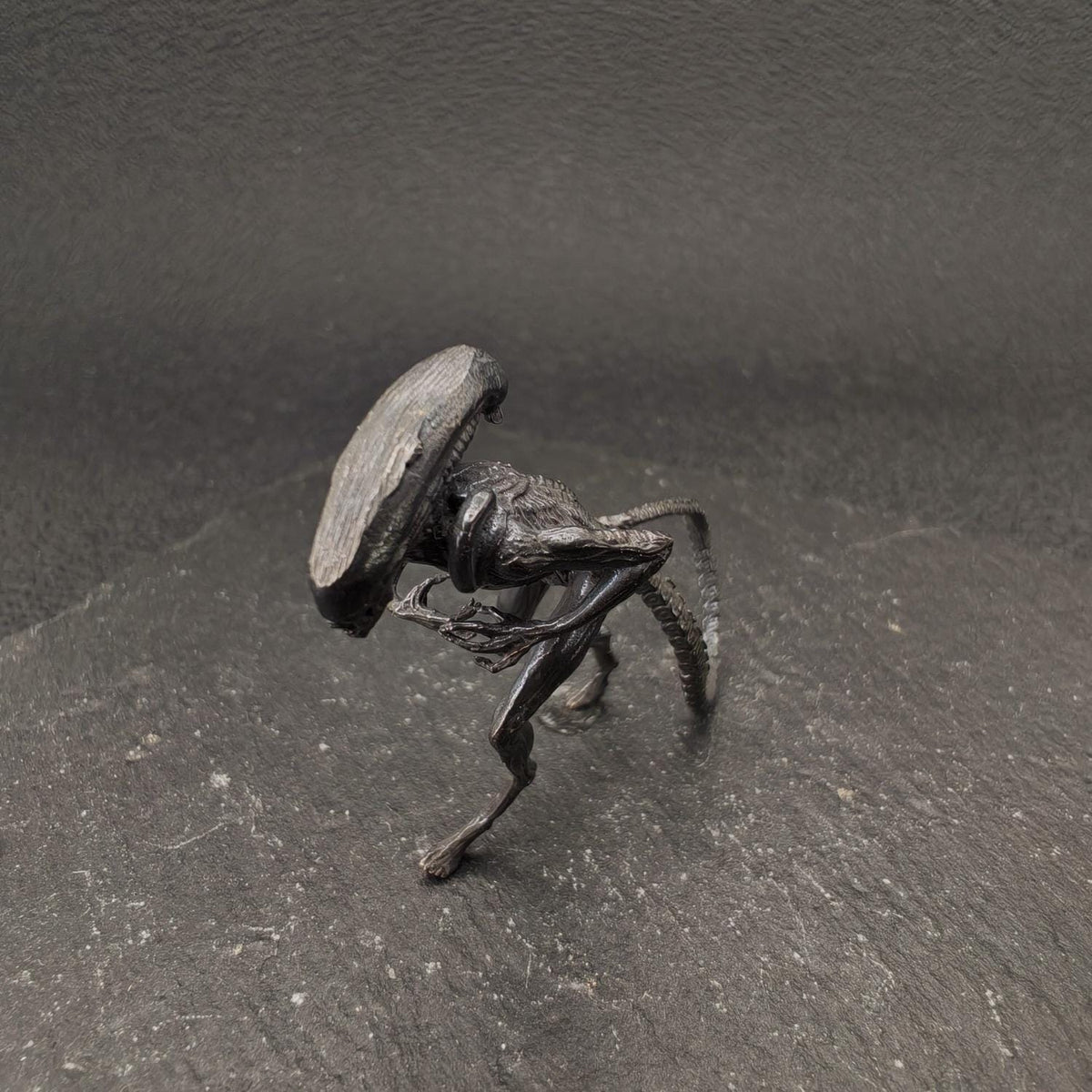 Brass Alien Creature Figurine – Handcast Sci-Fi Horror Miniature Sculpture for Collectors & Diorama