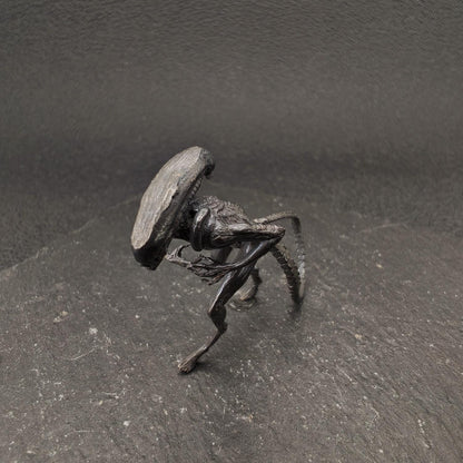 Brass Alien Creature Figurine – Handcast Sci-Fi Horror Miniature Sculpture for Collectors & Diorama