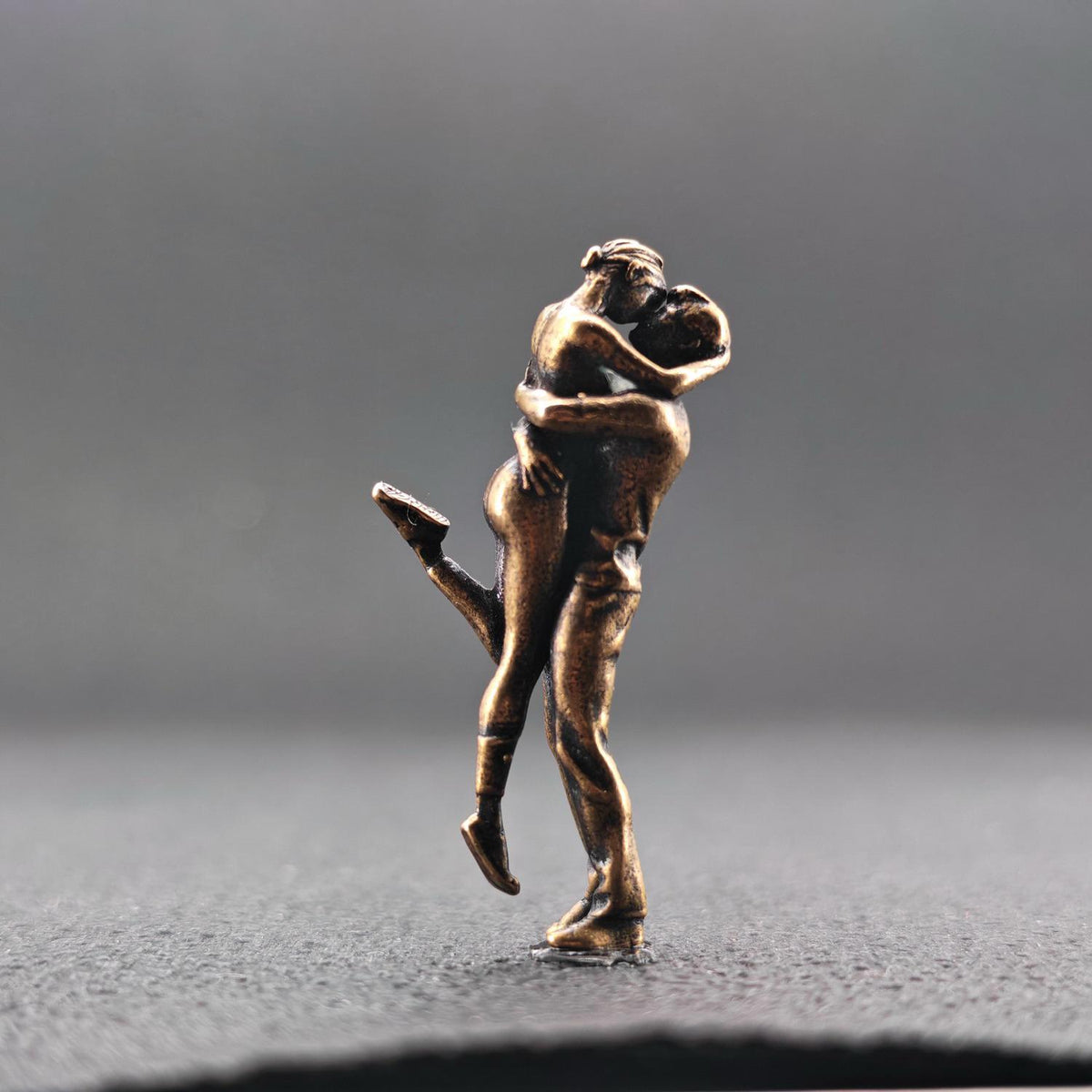Brass Lovers Figurine – Miniature Romantic Hug Sculpture, Anniversary Gift & Couple Keepsake