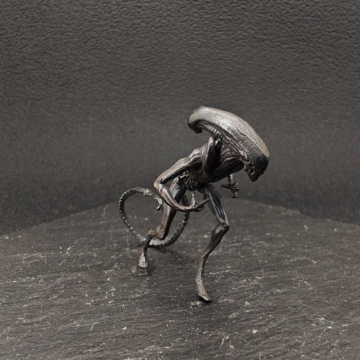 Brass Alien Creature Figurine – Handcast Sci-Fi Horror Miniature Sculpture for Collectors & Diorama