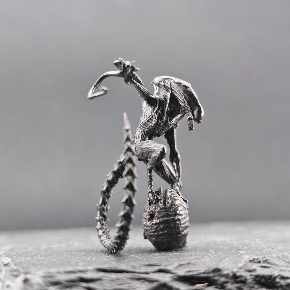 Brass Xenomorph Queen Guard Figurine — Sci-Fi Micro World Diorama Sculpture