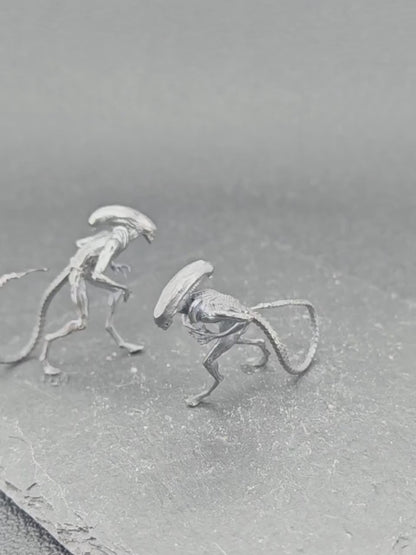 Brass Alien Creature Figurine – Handcast Sci-Fi Horror Miniature Sculpture for Collectors & Diorama