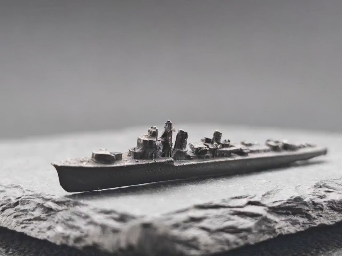 Prinz Eugen Heavy Cruiser Miniature – WWII German Warship 1:2000 Scale Collectible