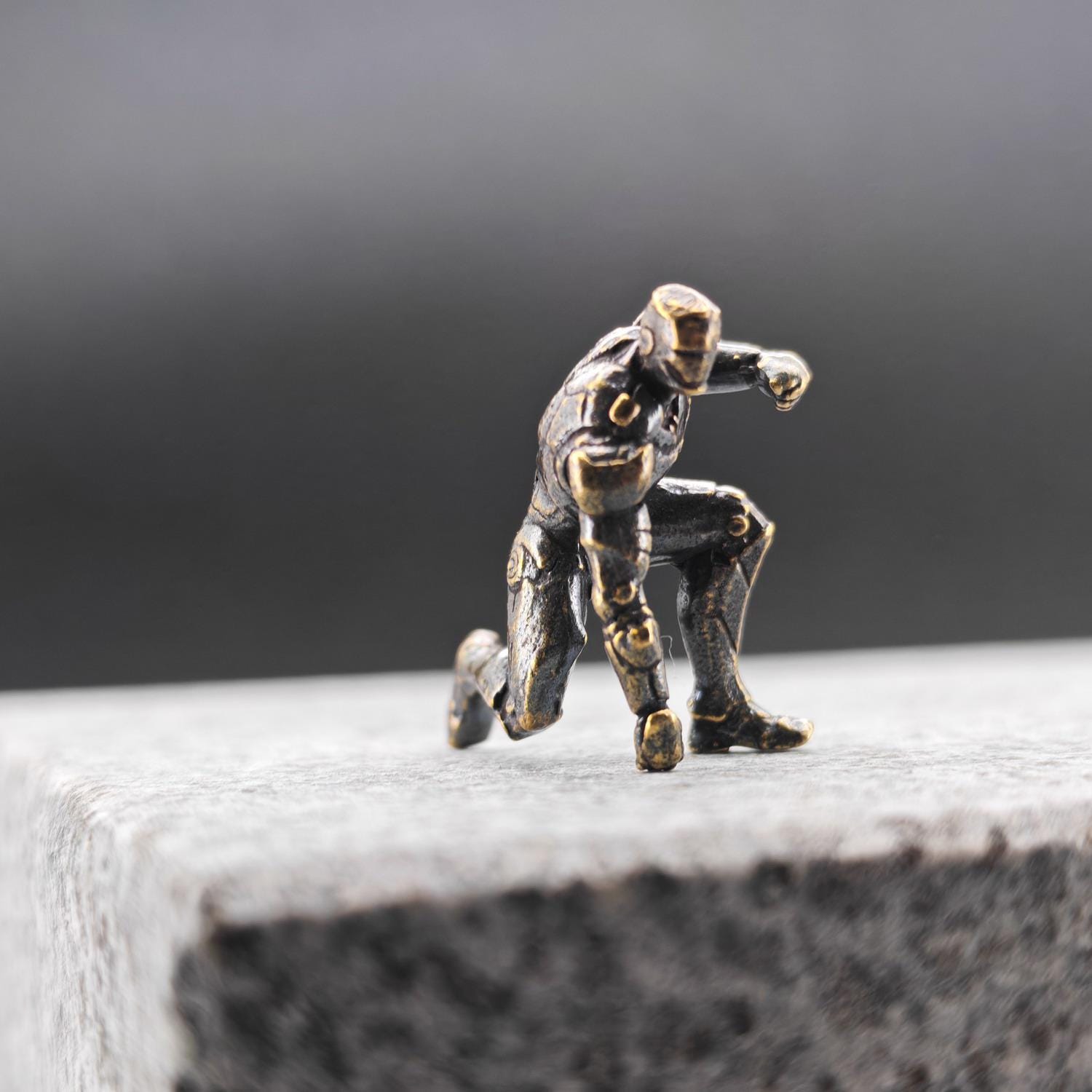 Brass Kneeling Armoured Hero Figurine — Red & Gold Exosuit Desk Collectible - Image 9