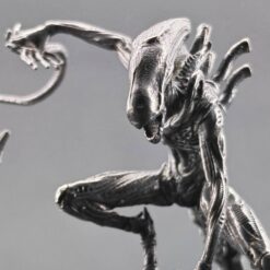 Brass Xenomorph Queen Guard Figurine — Sci-Fi Micro World Diorama Sculpture - Image 3